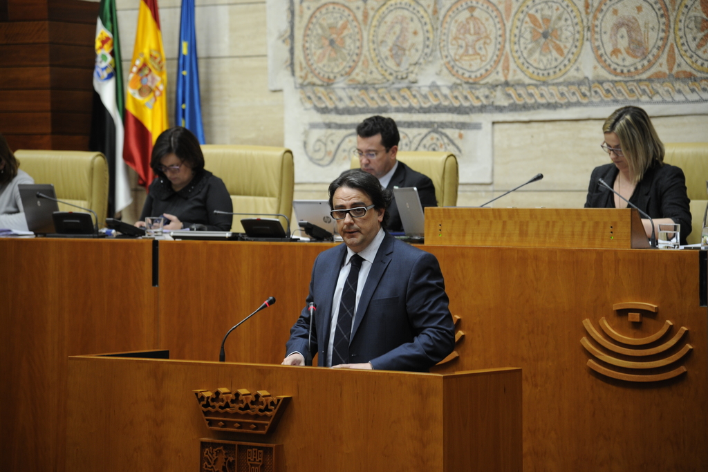 Vergeles explica en la Asamblea las líneas generales de la política de vivienda de la Junta de Extremadura