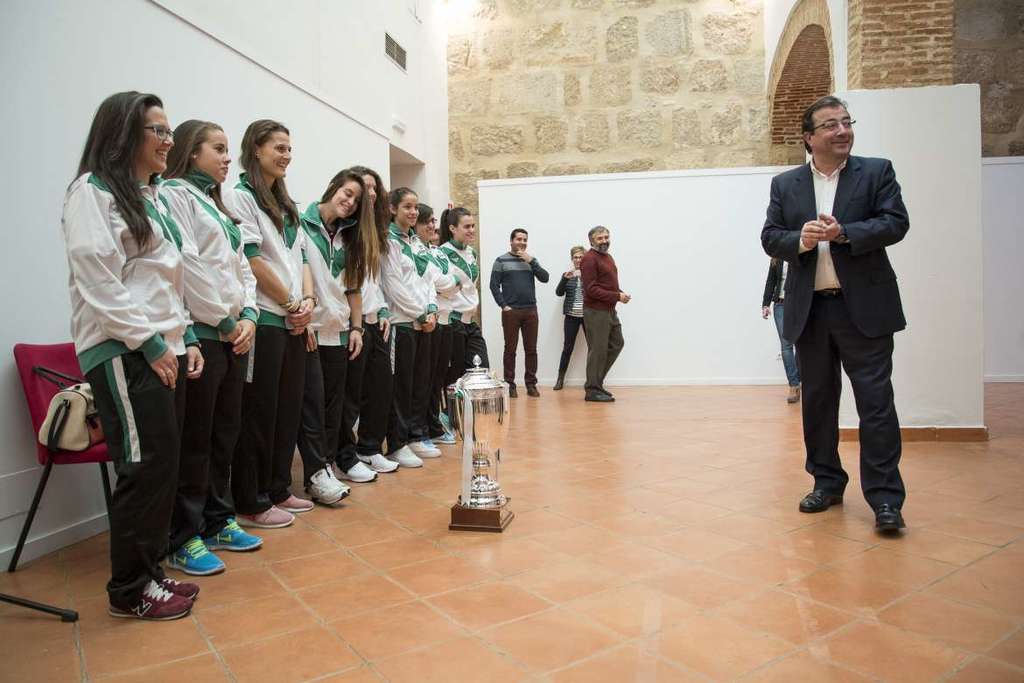 Fernández Vara recibió al equipo extremeño de fútbol playa femenino, que se ha alzado con el Campeonato de España