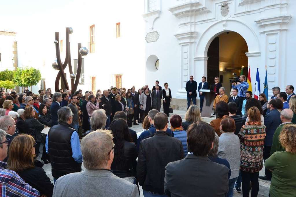 Extremadura muestra su apoyo al pueblo francés y su rechazo al terrorismo
