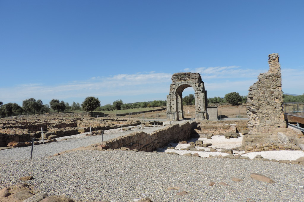 Extremadura recibirá cuatro millones de euros para rehabilitar el yacimiento arqueológico de Cáparra y el castillo de Montemolín dentro del Plan Nacional Turístico del Xacobeo 2021-22