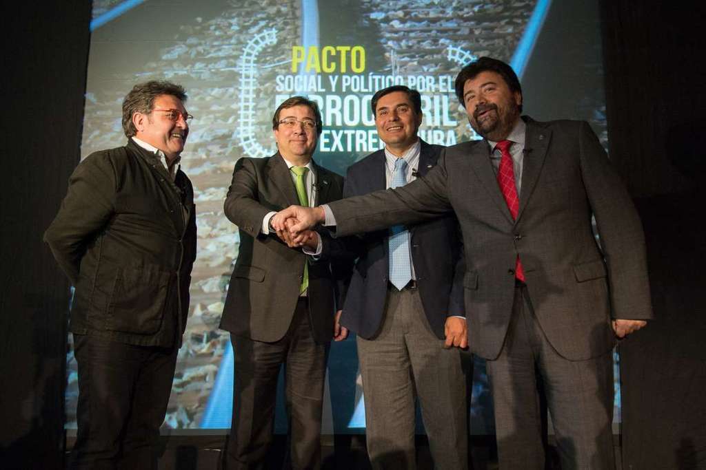 La Junta, los sindicatos y la patronal firman un pacto para reclamar al Gobierno el desarrollo del tren en Extremadura