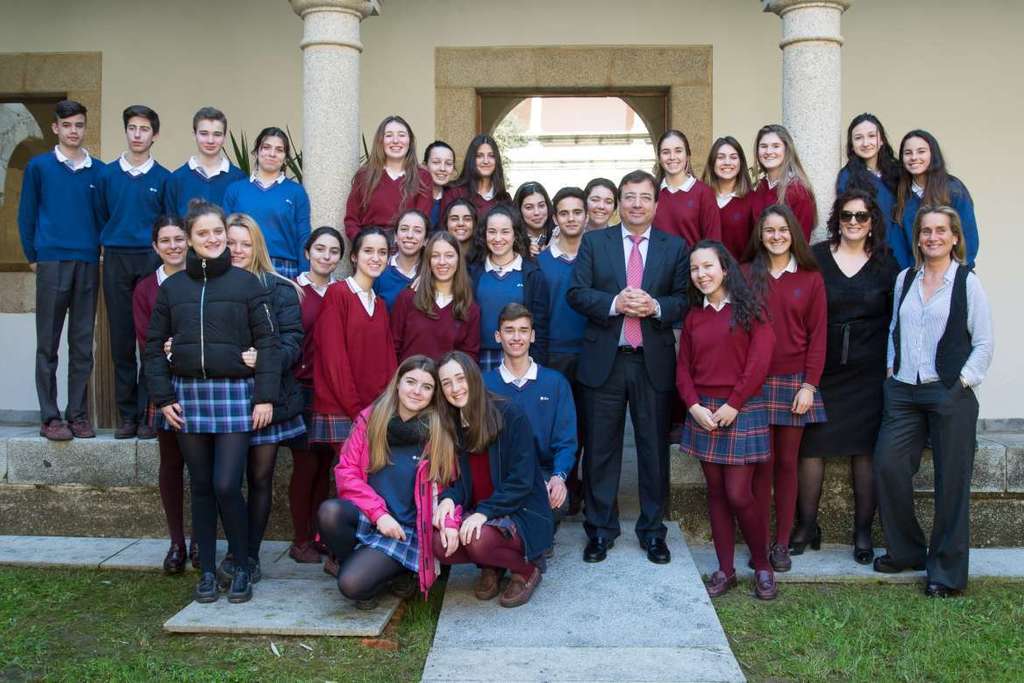 Alumnado y profesorado del Colegio ‘Sagrada Familia’ de Badajoz presentan sus proyectos al presidente de la Junta de Extremadura