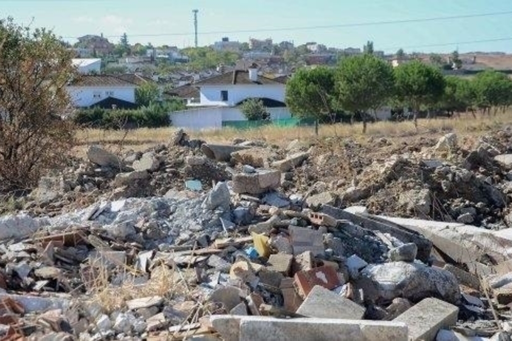 La Diputación de Badajoz plantea un plan para acabar con los vertederos ilegales de escombros en tres años