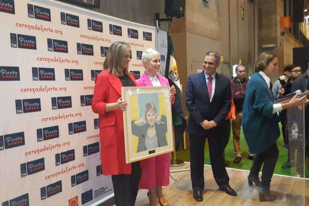 La directora de la PAC entrega a Soraya Arnelas el premio a la Excelencia Picota del Jerte