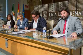 La Junta y los agentes sociales y económicos firman el Plan Turístico de Extremadura 2017-2020, dotado con 68,5 millones