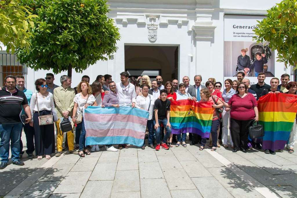 Gil Rosiña reivindica la visibilidad del colectivo LGBTI en el Día Internacional contra la Homofobia, la Transfobia y la Bifobia