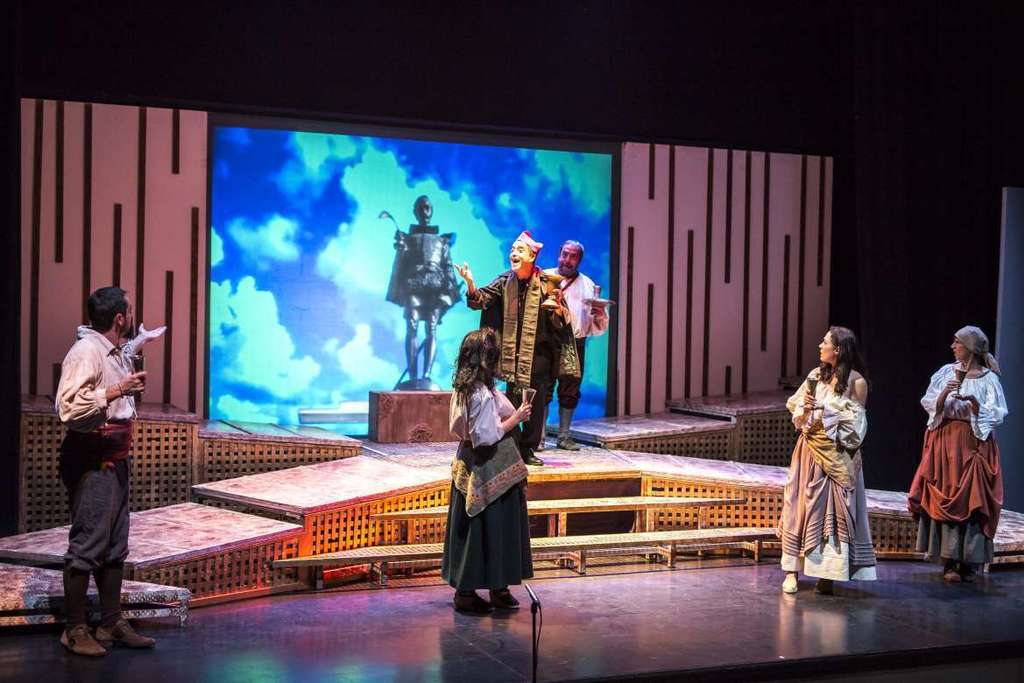 La compañía extremeña ‘Teatrapo’ pone en escena la obra ‘Soñando Cervantes’ en la Sala Trajano