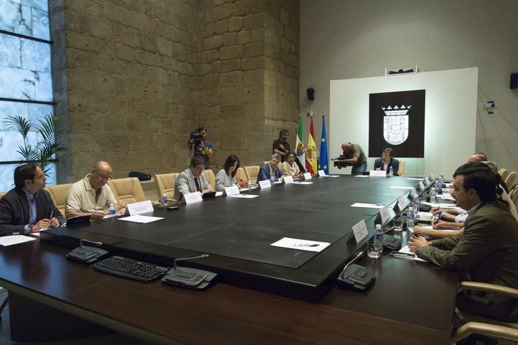La Mesa del Diálogo del Tercer Sector de Extremadura se ha reunido para abordar la creación de la ley autonómica y los cambios en la gestión del 0,7% solidario del IRPF