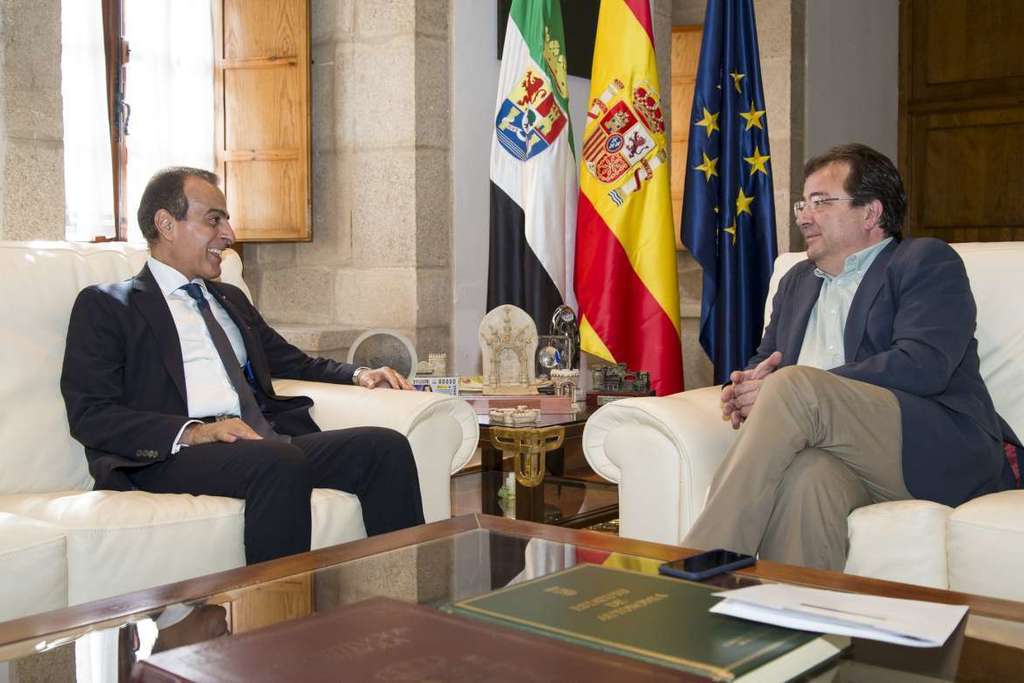 El embajador de Qatar se entrevistó con el presidente de la Junta para estrechar relaciones comerciales y culturales con Extremadura