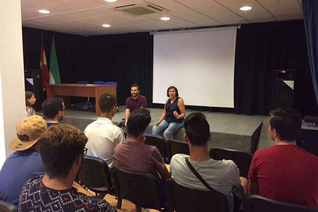 Jóvenes de Tamurejo exponen sus propuestas al director general del Instituto de la Juventud de Extremadura