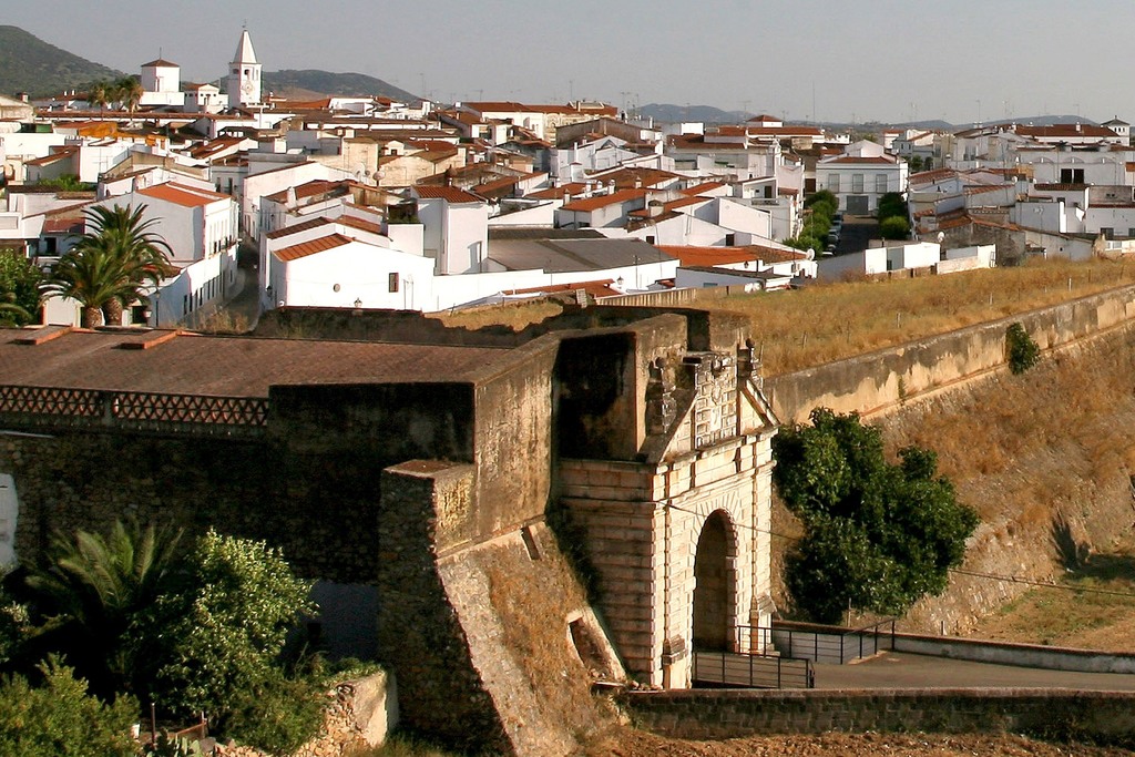 El Ayuntamiento de Olivenza presenta un proyecto para la recuperación de la Puerta del Calvario y su entorno defensivo