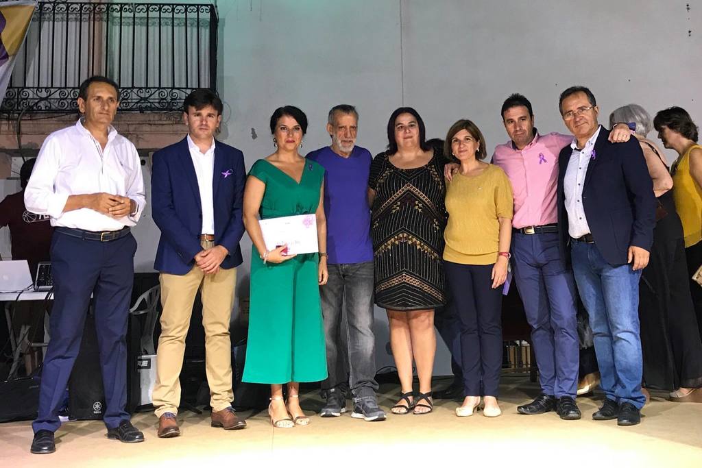 Rosa Balas recoge en Arroyo de la Luz la Tenca de Oro otorgada a la Fundación Academia Europea de Yuste
