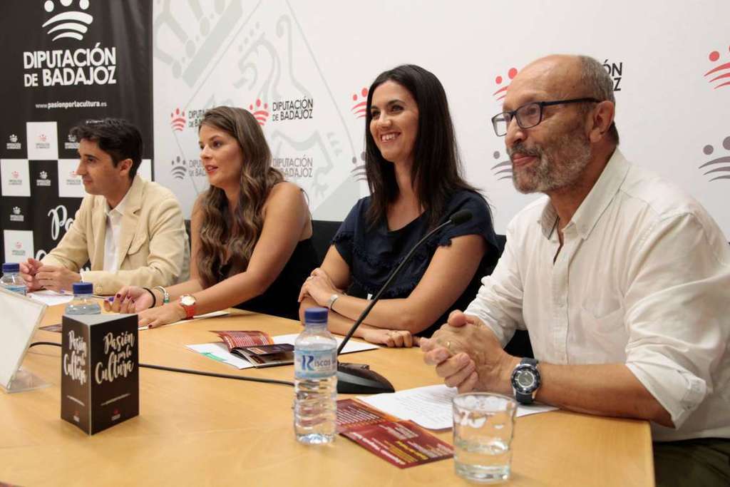 García Cabezas destaca la colaboración entre asociaciones, compañías y administraciones para desarrollar una oferta teatral de calidad en Extremadura