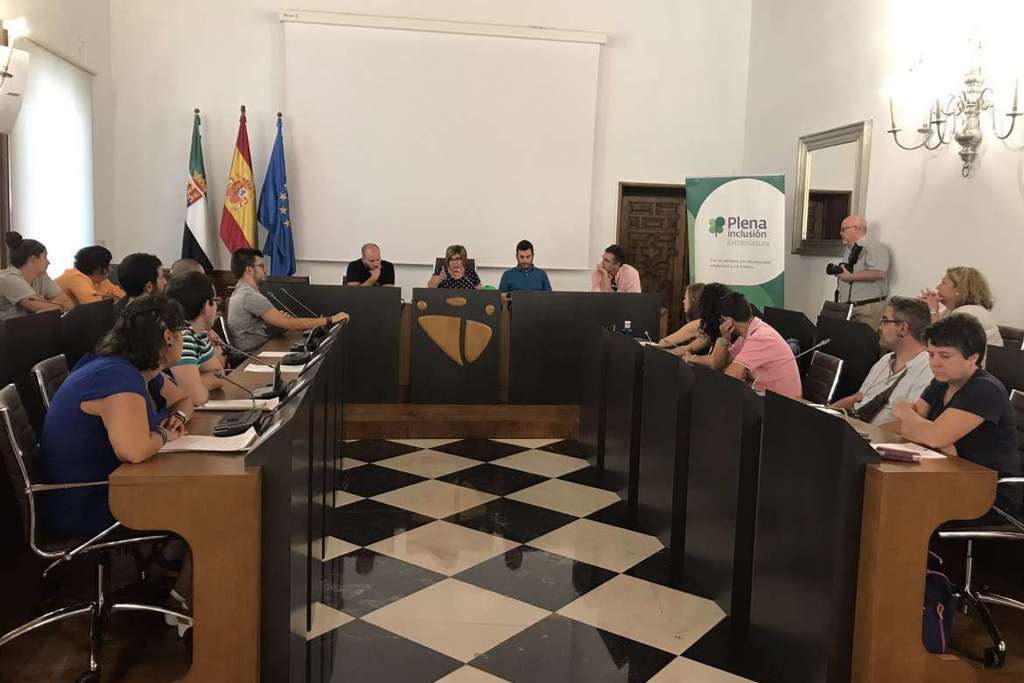 El director general del IJEX acompaña a integrantes de las Comunidades De Experiencia en su reunión con la presidenta de la Diputación de Cáceres