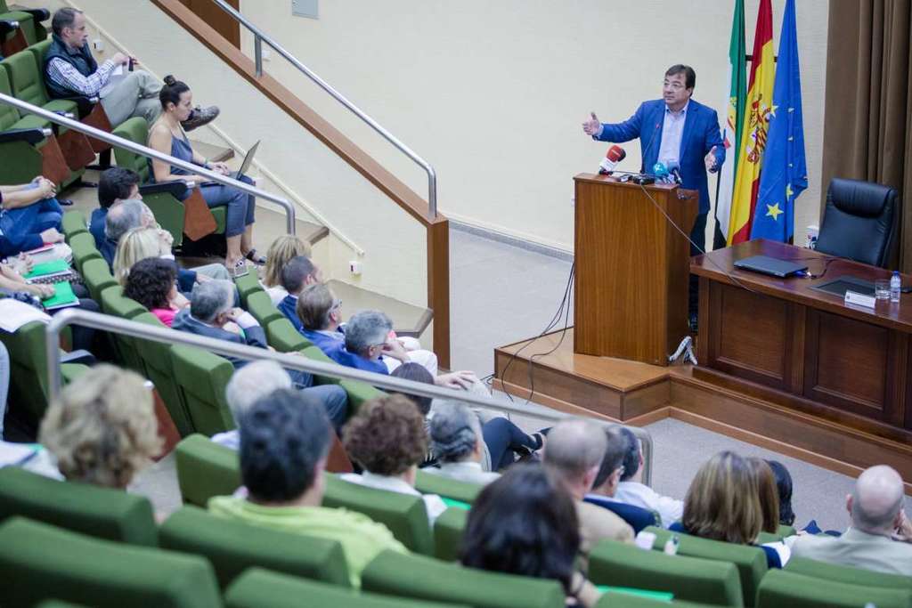 El presidente de la Junta destaca las oportunidades de inversión en Extremadura, que cuenta además con estabilidad política y paz social