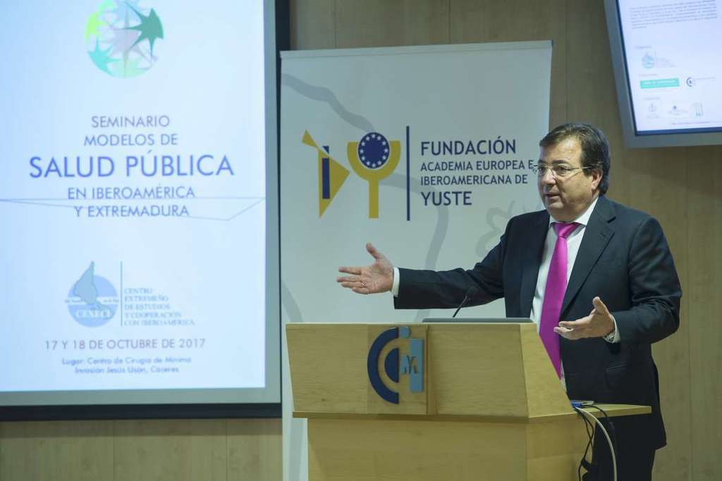 Fernández Vara destaca la importancia de la prevención y de la colaboración en el ámbito sanitario