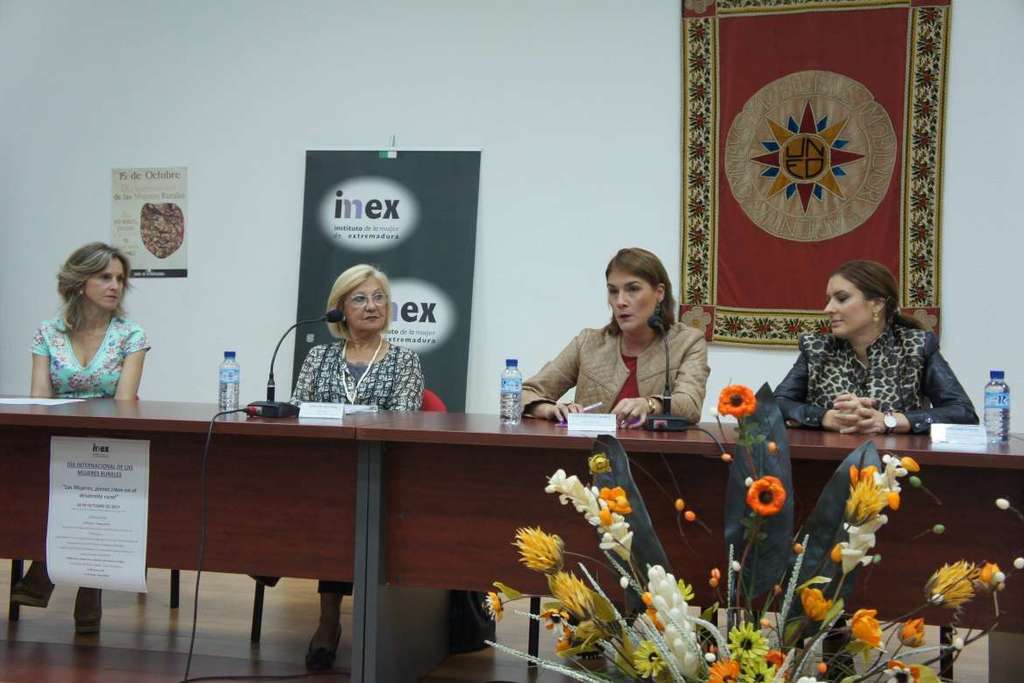 La directora general del IMEX reconoce el papel de las mujeres en el medio rural como dinamizador de los pequeños municipios de la región