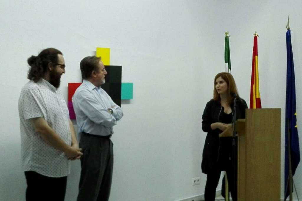 Pérez Urbán inaugura en Badajoz la exposición de arte experimental ‘D-CODING’, de Beatriz Castela