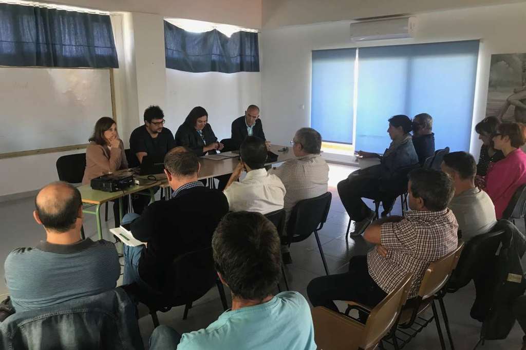 Begoña García presenta a los regantes del norte de Cáceres el innovador proyecto de regadío de montaña