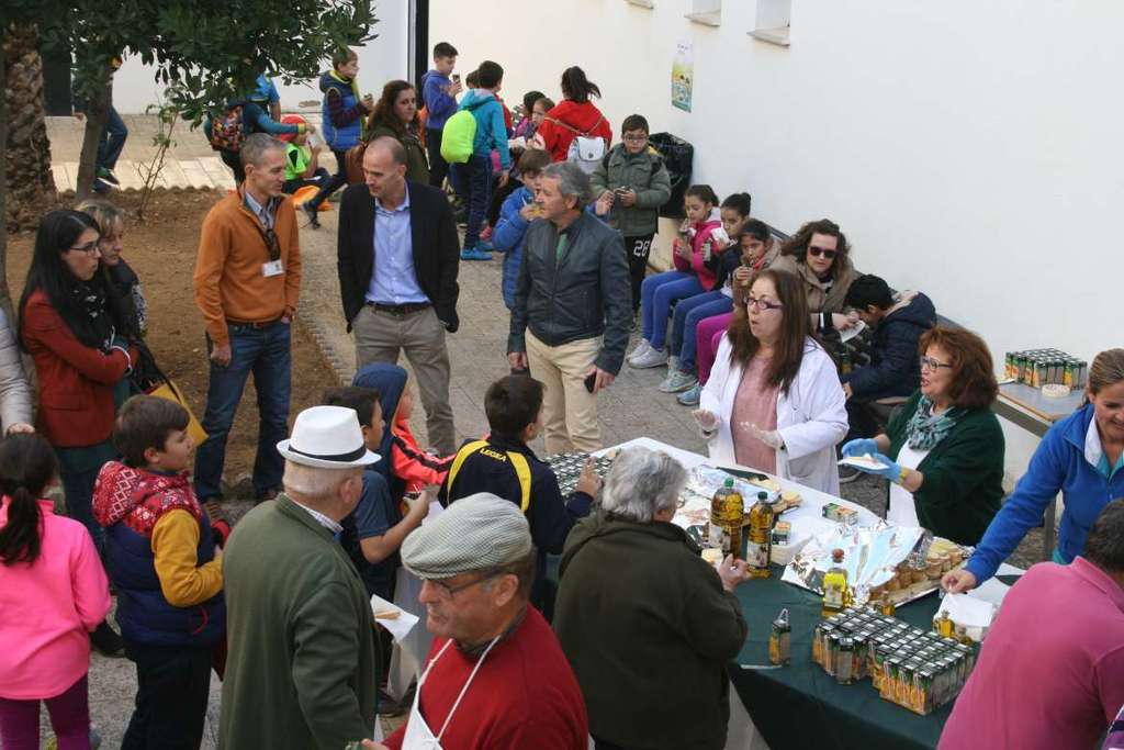 Escolares de primaria y mayores participan en una actividad del Centro de Formación del Medio Rural de Villafranca de los Barros