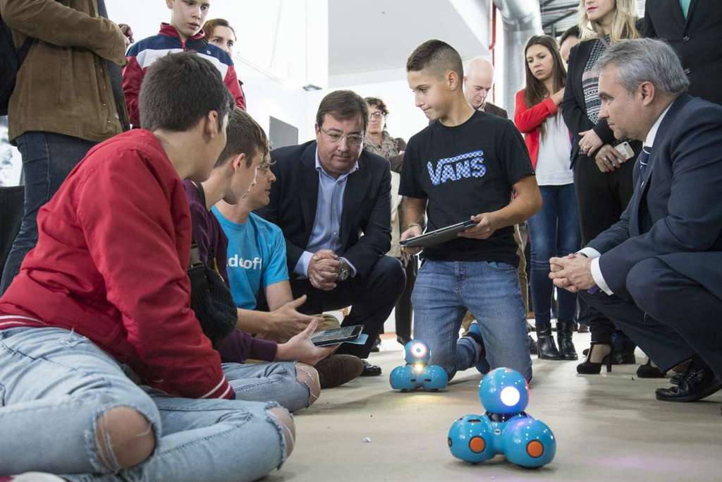 Fernández Vara destaca el potencial de creación de empleo que tiene el sector de la robótica