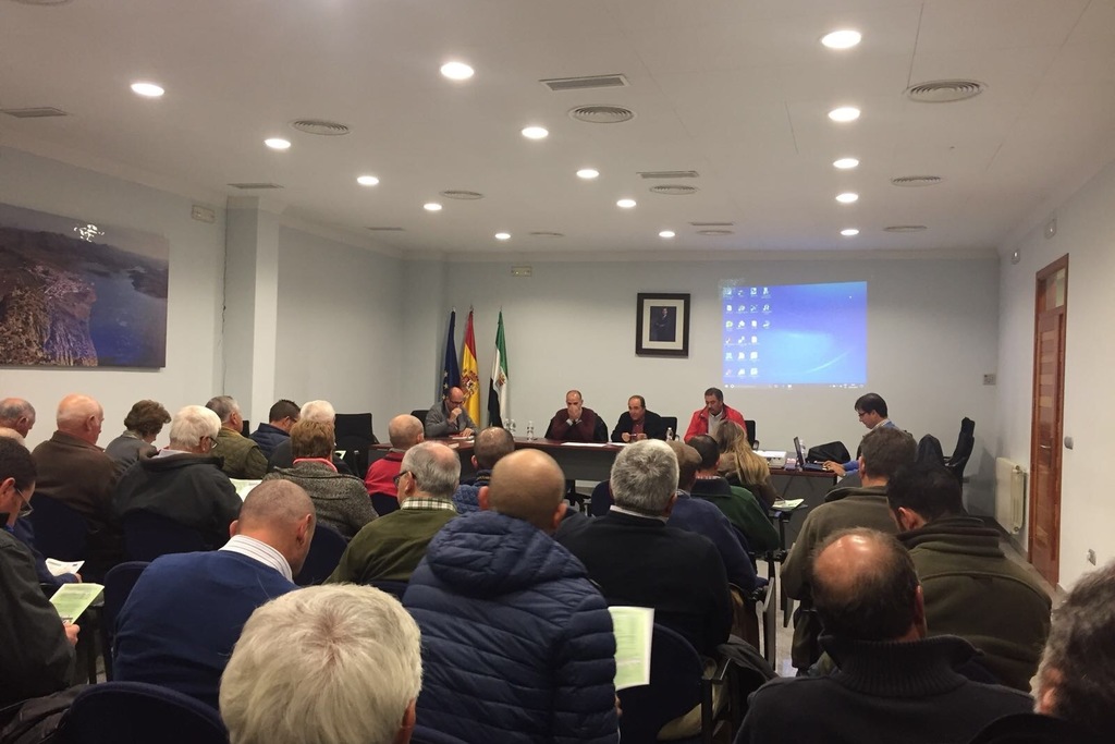 Manuel Mejías informa del proyecto de regadío Tierra de Barros a los profesionales agrarios de Alange