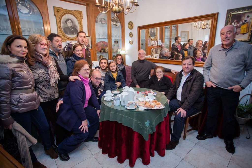 Fernández Vara visita a Carmen González Lobato, vecina de Valencia del Ventoso, en su cien cumpleaños