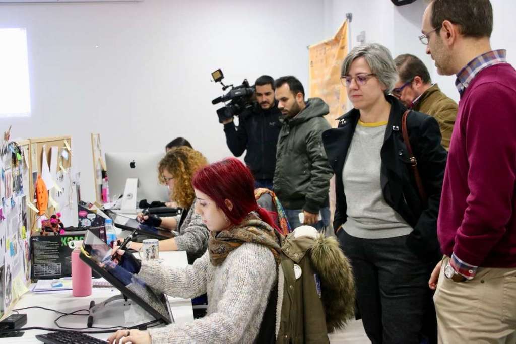 Leire Iglesias visita las instalaciones del estudio de animación ‘The Glow” en Almendralejo