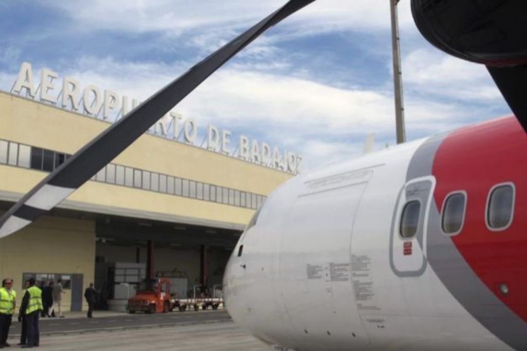 Leire Iglesias destaca la puntualidad y regularidad en los vuelos del aeropuerto de Badajoz