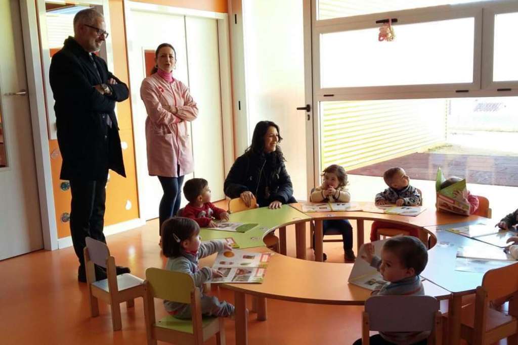 Esther Gutiérrez visita los centros educativos de Herrera del Duque y mantiene un estrecho contacto con su alumnado
