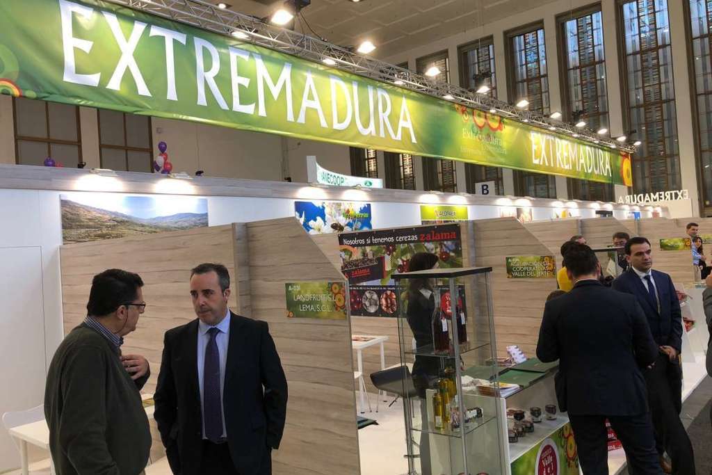 Extremadura rechaza la propuesta del Gobierno central de limitar la financiación para las nuevas plantaciones de frutales en la región