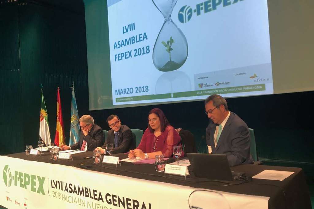 Begoña García pone en valor la creación de empleo femenino del sector hortofrutícola en Extremadura