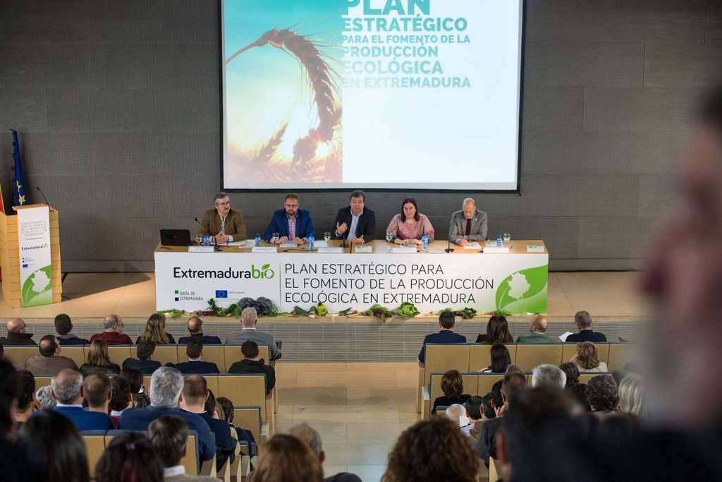 Fernández Vara destaca la enorme capacidad de crecimiento de la producción ecológica en Extremadura
