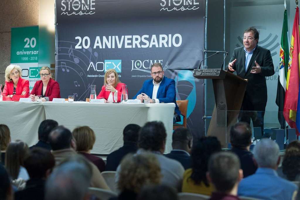 Fernández Vara valora el papel fundamental de asociaciones como la AOEX en la sociedad