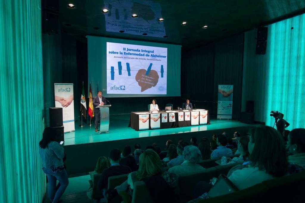 Fernández Vara destaca la importancia de dar una respuesta integral en la lucha contra el Alzheimer