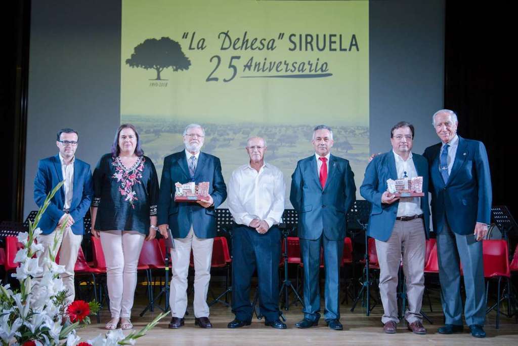 Fernández Vara asiste al acto del 25 aniversario de la posesión de la Dehesa de Siruela por parte del municipio