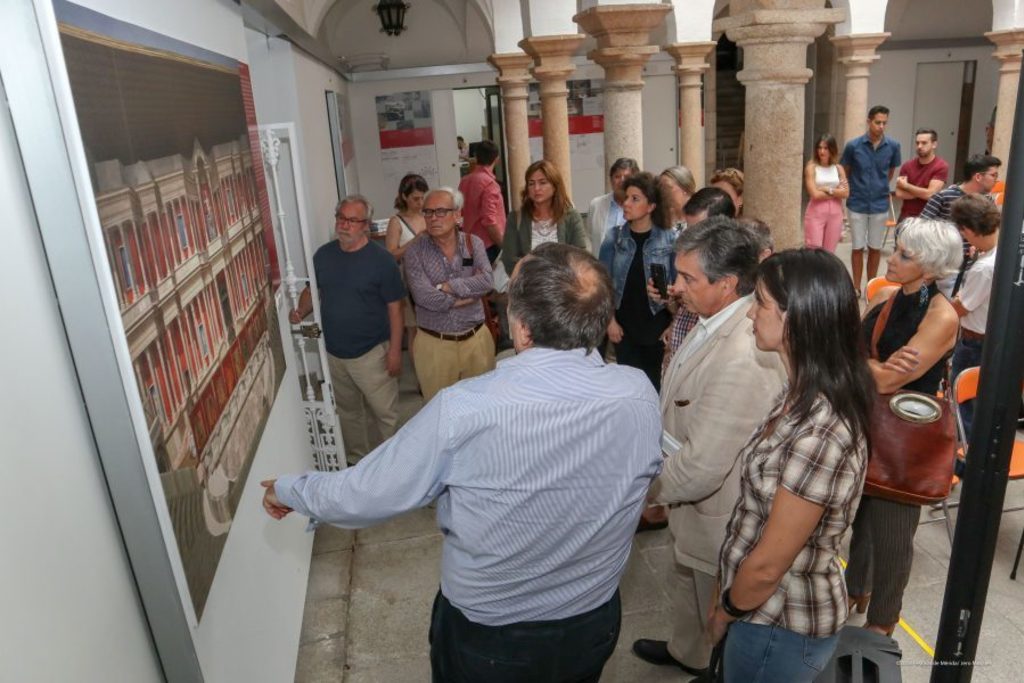 Una exposición ilustra la historia arquitectónica del teatro romano de Mérida