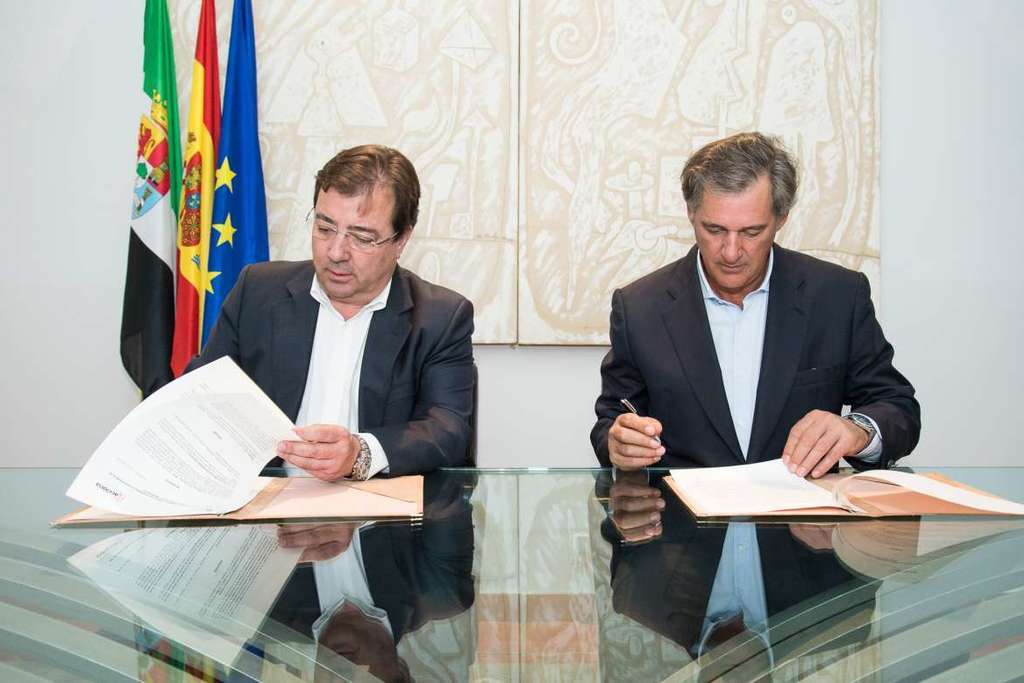 Junta de Extremadura y Acciona firman un protocolo para el aprovechamiento sostenible de los espacios forestales