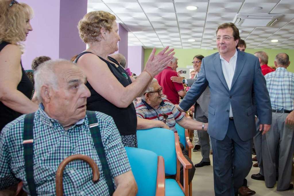 Fernández Vara destaca la importancia de los trabajos relacionados con los cuidados y acompañamiento de personas mayores y dependientes