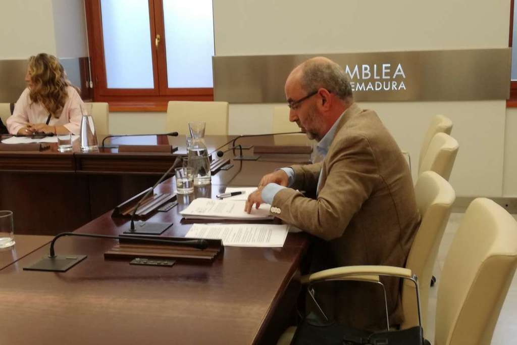 Extremadura progresa de forma positiva reduciendo déficit y cumpliendo con sus proveedores