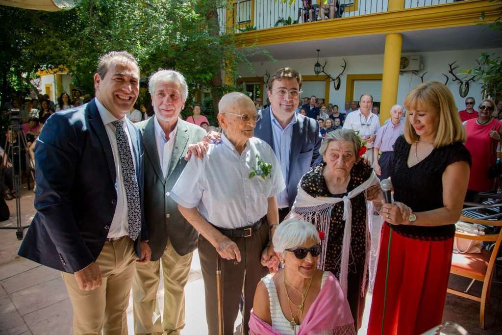 Fernández Vara visita las instalaciones de la residencia de mayores de Talarrubias