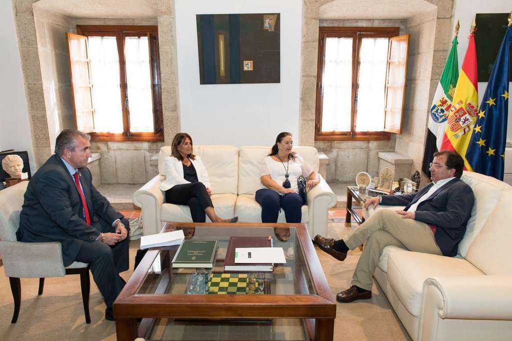 Vara se reúne con la presidenta de la Asociación de Víctimas del Terrorismo y con la delegada de la AVT en Extremadura