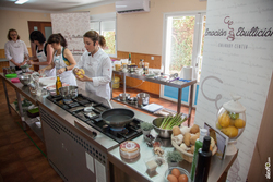 Showcooking - cocina en directo de Escuela de Cocina Emoción en Ebullición Culinary Center en Palomero 20