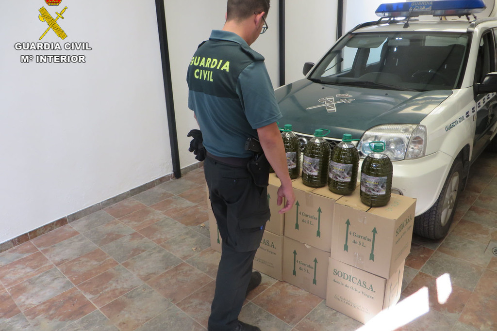 La Guardia Civil recupera 160 litros de aceite de oliva sustraídos en una almazara de Carbajo