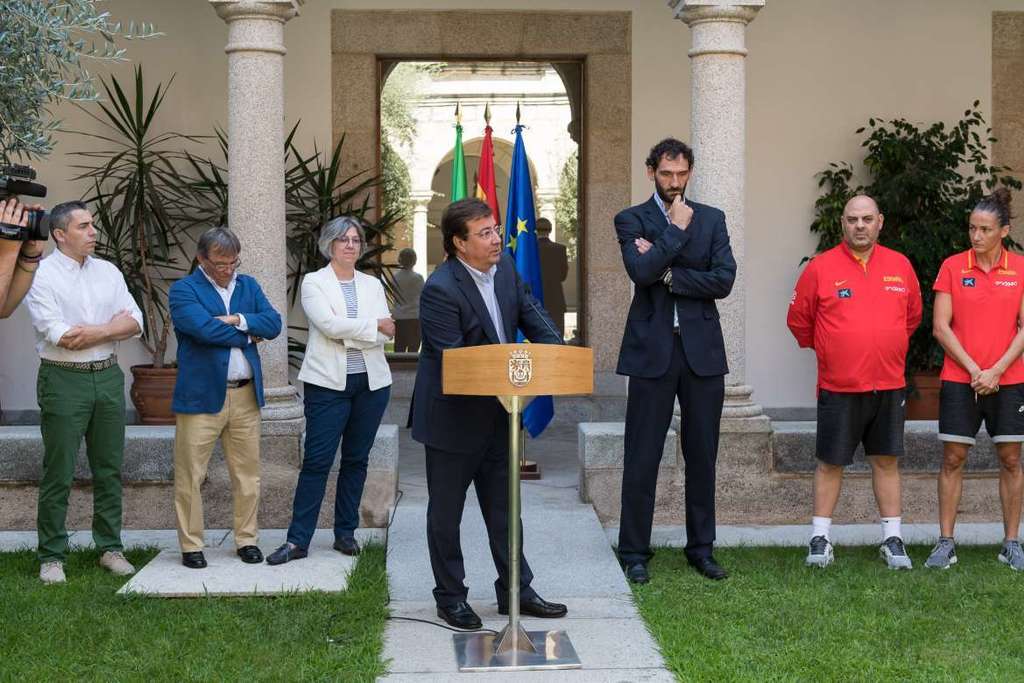 El presidente de la Junta de Extremadura recibe a la Selección Española Femenina de Baloncesto