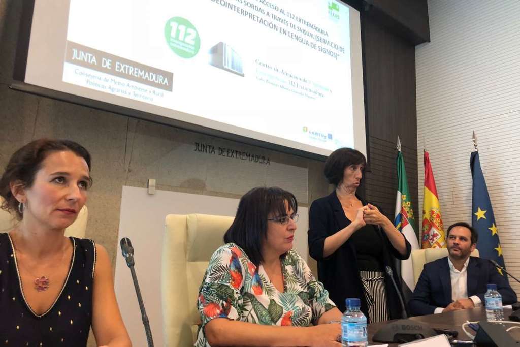 El 112 Extremadura ejecuta un proyecto para que las personas con discapacidad auditiva contacten telefónicamente en tiempo real con un videointérprete