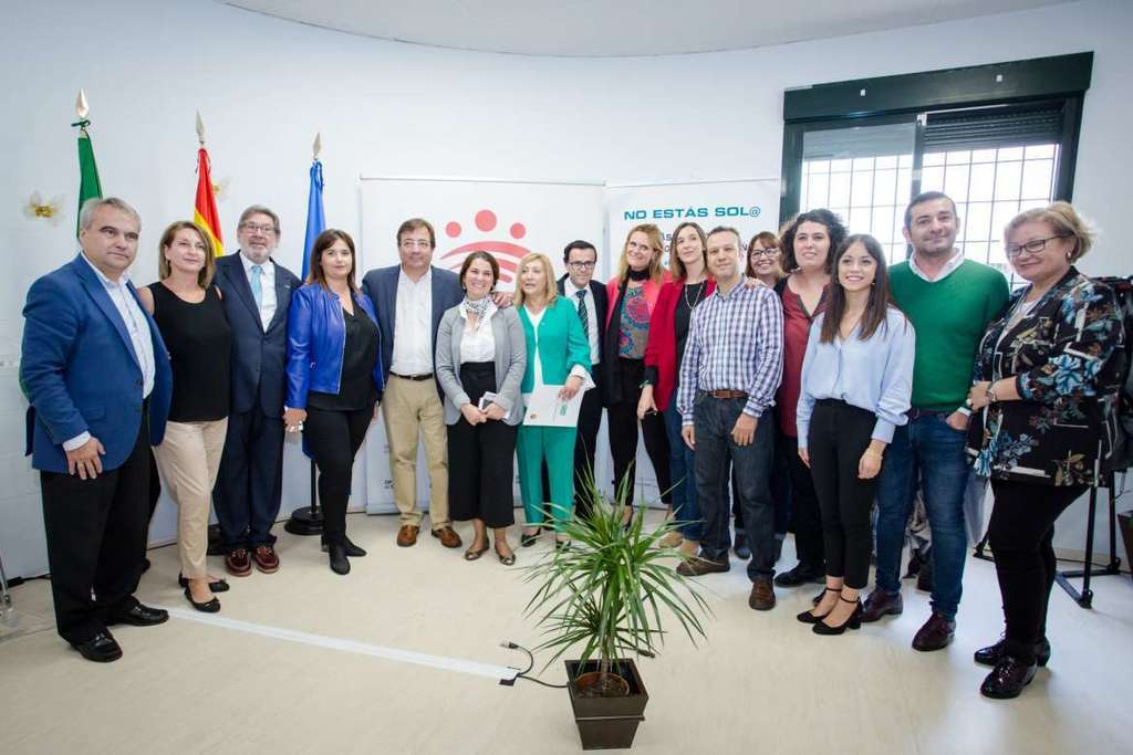 Fernández Vara destaca la importante labor de la Asociación Oncológica de Extremadura