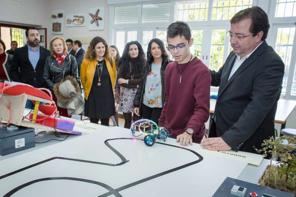 Fernández Vara visita el IES ‘Gabriel y Galán’ de Montehermoso para conocer los proyectos innovadores que desarrolla el centro