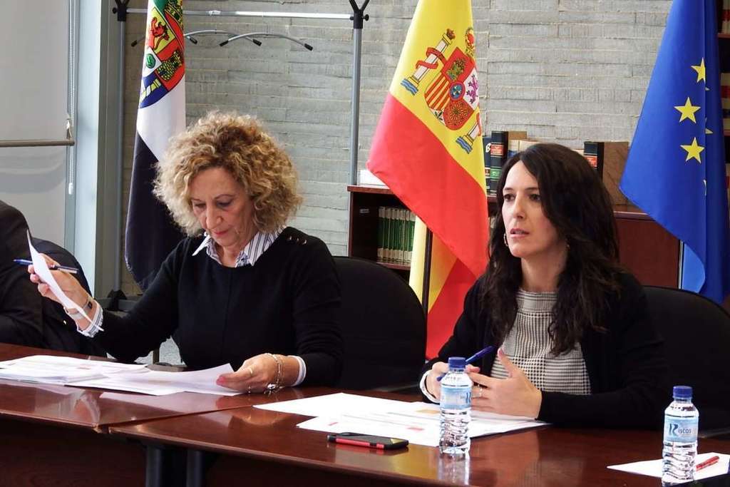 Junta de Extremadura y sindicatos acuerdan convocar 720 plazas para Maestros e Inspección en las oposiciones de 2019