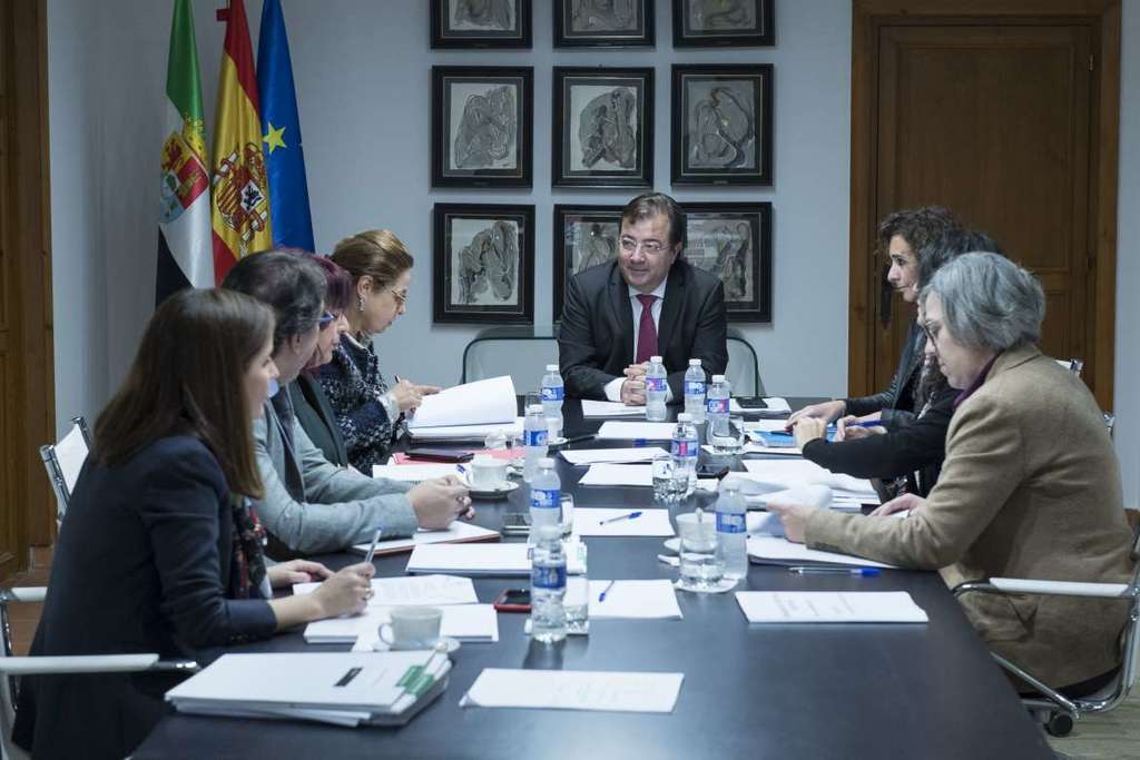 Fernández Vara anuncia medidas para acabar con los cortes de suministro eléctrico, en el marco de la lucha contra la despoblación